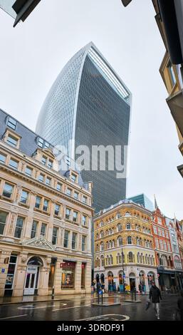 EastCheap, Londres, Angleterre, avec le bâtiment du gratte-ciel Walke Talkie en arrière-plan, un jour de pluie. Banque D'Images