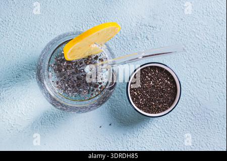 Gros plan de l'eau de chia détox avec tranche de citron dans un verre sur la vue de dessus de table Banque D'Images