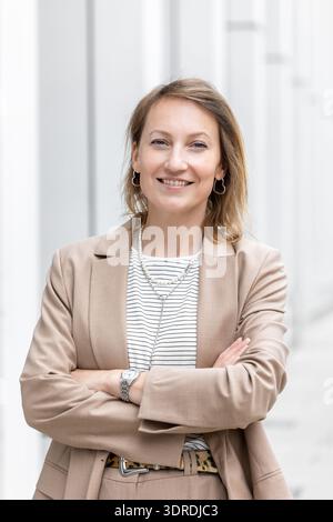 Portrait de jeune adulte mi-âge femme d'affaires en costume habillé formel à l'extérieur. Heureux confiant élégant élégant femme d'affaires personne féminine. Financier Banque D'Images