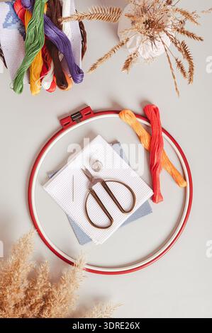 Ensemble d'équipement pour la couture de croix sur un fond gris en haut et vue verticale Banque D'Images