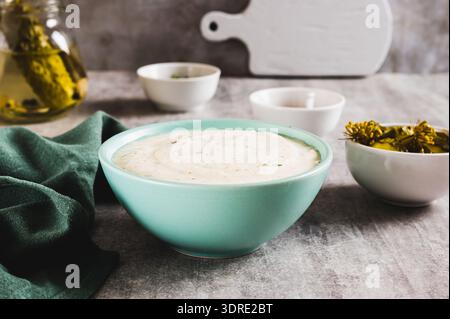 Vinaigrette ranch traditionnelle faite avec du fromage cottage et des cornichons dans un bol sur la table Banque D'Images