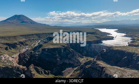 Perspective aérienne du barrage d'Agua del Toro et de la centrale hydroélectrique avec le volcan Cerro Diamante en arrière-plan, Mendoza. Banque D'Images