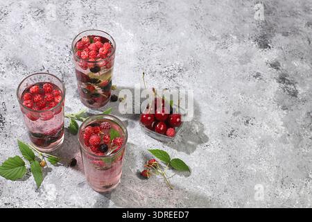 Eau aromatisée aux fruits Detox avec des framboises sur un fond gris. Jus de fruits et ingrédients, concept de perte de poids, sain et Banque D'Images