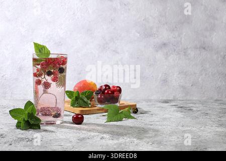 Jus de fruits et ingrédients, concept de perte de poids, nourriture saine et naturelle, eau aromatisée aux fruits Detox sur fond clair. Re Banque D'Images