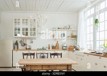 Intérieur de cuisine en bois blanc vide avec salle à manger. Cuisine scandinave classique minimaliste lumineuse avec det blanc et bois Banque D'Images