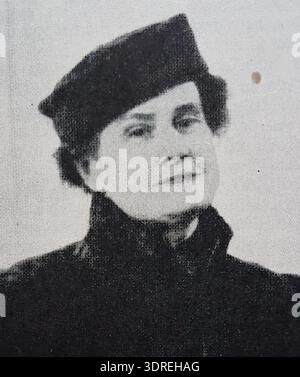 Cette photographie représente Agnes Cleve-Jonand dans un portrait d'atelier. L'image montre la tenue vestimentaire, la posture et l'expression, illustrant les conventions du portrait suédois et la documentation visuelle d'artistes du début au milieu du XXe siècle. L'œuvre conserve la représentation individuelle et les techniques photographiques historiques enregistrées dans Allhems Svenskt konstnärslexikon. Banque D'Images