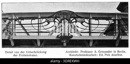 Le détail du pont supérieur de Frobenstraße à Berlin-Schöneberg, créé par Eduard Puls en 1901, montre un décor Jugendstil en fer forgé sur le pont ferroviaire surélevé entre les gares de Bülowstraße et de Nollendorfplatz. L'œuvre met l'accent sur la ferronnerie complexe, les motifs floraux, les éléments structurels et la conception architecturale du début du XXe siècle. Il illustre l'artisanat, l'innovation stylistique, la composition décorative et l'intégration de l'art dans les infrastructures urbaines fonctionnelles, documentant l'ingénierie et le design historiques. Banque D'Images