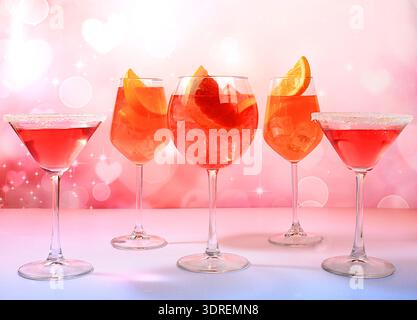 Cocktail alcoolisé festif Aperol spritz et martini rouge dans des verres sur fond lumineux, concept bar et réveillon du nouvel an, alco Banque D'Images