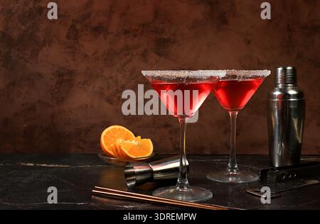 Cocktail alcoolisé festif avec martini rouge, limonade, champagne en verres sur fond sombre, concept de bar, boissons alcoolisées Banque D'Images