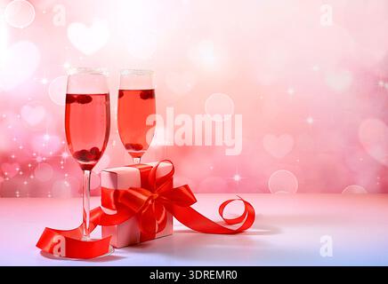 Cocktail alcoolisé festif avec champagne mimosa rose dans des verres et coffret cadeau sur un fond lumineux, bar et concept de vacances, un Banque D'Images