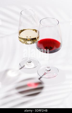 Deux verres à vin rempli de vin rouge et blanc Banque D'Images