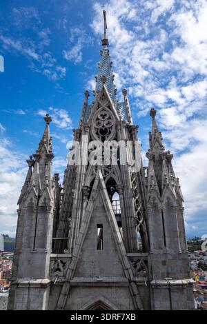 Flèche de la basilique du vœu national à Quito Banque D'Images
