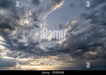 Un ciel dramatique et sombre rempli de nuages sombres et tourbillonnants Banque D'Images