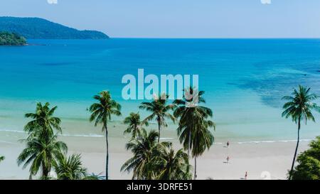 Vue aérienne des îles Koh Kood eaux cristallines et palmiers luxuriants en Thaïlande Banque D'Images