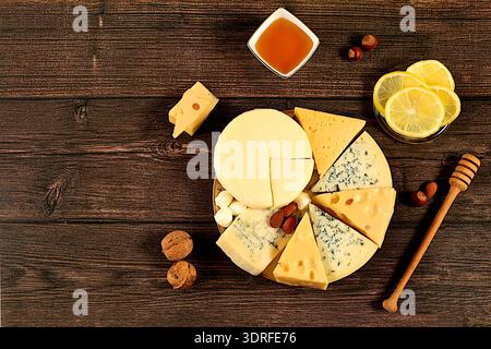 Assortiment de différents types de fromage, fromage bleu, gorgonzola, roquefort, parmesan, mozzarella, maasdam avec miel et noix, Banque D'Images