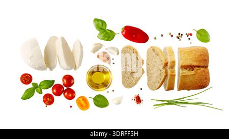 Buffle mozzarella, tomates cerises, basilic, pain ciabatta, huile d'olive, ail, poivron rouge, oignon vert pour salade caprese ou bruschetta. Mediterr Banque D'Images