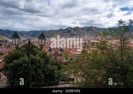 Vue panoramique de Cusco, Pérou, entouré par les montagnes andines Banque D'Images