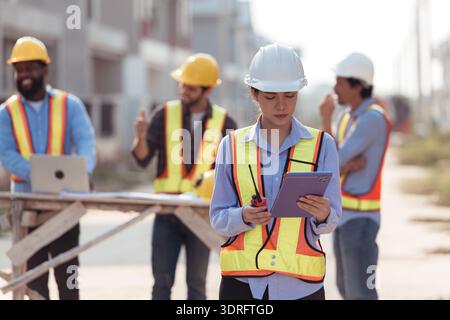 Portrait des ingénieurs travaillent ensemble pour évaluer les progrès du chantier de construction de maisons résidentielles Banque D'Images
