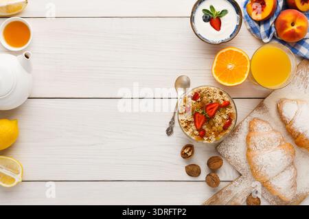 Petit déjeuner collage avec divers aliments et boissons sur une table en bois le matin Banque D'Images