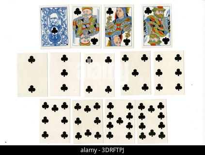 Ce jeu complet de 1874 52 cartes à jouer à double extrémité, plus un double de six pique, a été produit par de la Rue et conçu par Reuben Townroe pour Felix Summerly. Chaque carte montre les marques de costume français et l'impression chromolithographique. Les quatre as présentent des portraits de la reine Victoria, d'Ulysse S. Grant, de l'empereur, d'Alexandre II de Russie et de Guillaume Ier, empereur allemand. Les cartes de cour comprennent les costumes nationaux et les noms des pays. Le pack comprend un emballage intérieur marqué 'International Playing Cards' et une couverture extérieure avec 'Card Stamp Three Pence'. Banque D'Images