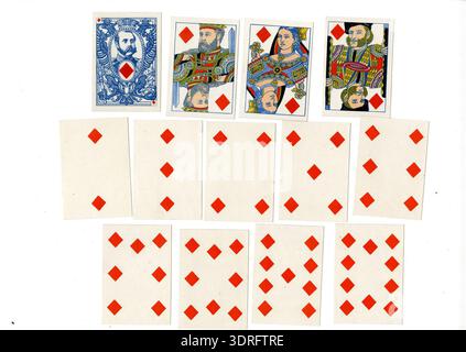 Cet ensemble de 52 cartes à jouer à double bout, produit en 1874 par de la Rue et conçu par Reuben Townroe pour Felix Summerly, comprend un double de six pique. Les cartes affichent des marques de costume françaises, une impression chromolithographique et des costumes nationaux. Les quatre as présentent des portraits de la reine Victoria, d'Ulysse S. Grant, de l'empereur, d'Alexandre II de Russie et de Guillaume Ier, empereur allemand. Le pack contient un emballage intérieur étiqueté 'International Playing Cards' et une couverture extérieure estampillée 'Card Stamp Three Pence'. Banque D'Images
