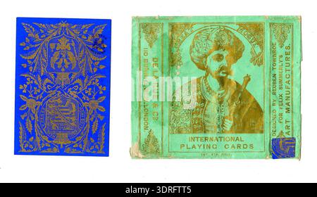 Cet ensemble de 1874 52 cartes à jouer à deux extrémités, plus un double de six pique, a été créé par de la Rue et conçu par Reuben Townroe pour Felix Summerly. Le pack comprend des marques de costume françaises et une impression chromolithographique. Les portraits sur les quatre as incluent la reine Victoria, Ulysse S. Grant, l'empereur, Alexandre II de Russie et Guillaume Ier, empereur allemand. Les cartes de cour affichent des costumes nationaux. Le pack comprend un emballage intérieur étiqueté 'International Playing Cards' et une couverture extérieure estampillée 'Card Stamp Three Pence', reflétant la conception et la production de cartes du XIXe siècle. Banque D'Images