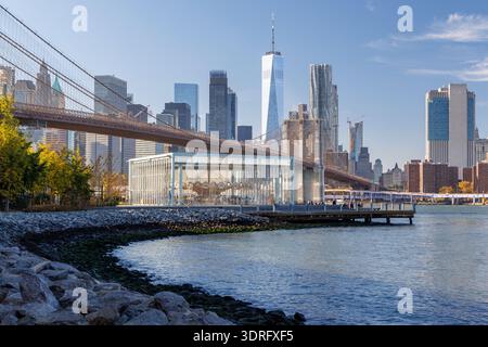 Une vue panoramique sur le pont de Brooklyn qui s'étend vers Manhattan Banque D'Images