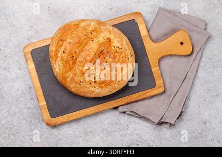Une miche de pain maison fraîchement cuit Banque D'Images