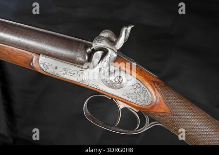 Gros plan d'un fusil de chasse à double canon de 1861 à chargement par la bouche plus écologique, avec incrustation sur la ferronnerie. Banque D'Images