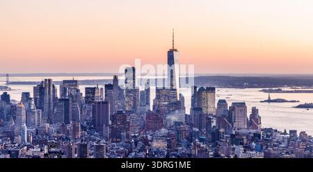 Vue imprenable sur le centre-ville de Manhattan avec gratte-ciel éclatants et lumières chaudes de la ville Banque D'Images