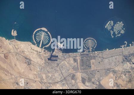Les îles artificielles construites sur la côte du golfe Persique de Dubaï, aux Émirats arabes Unis, sont photographiées depuis la Station spatiale internationale alors qu'elle orbite à 258 miles au-dessus de la mer d'Arabie. En évidence à partir de la gauche, se trouvent les archipels artificiels de Palm Jebel Ali, Palm Jumierah et les îles du monde. Photographie prise depuis la Station spatiale internationale le 10 juin 2025. Une version optimisée d'une image originale de la NASA : crédit NASA/NAyers Banque D'Images
