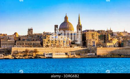 Panorama époustouflant du coucher de soleil sur les gratte-ciel de la Valette avec balcons colorés et architecture historique Banque D'Images