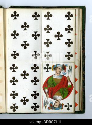 Ce jeu de cartes chromolithographiques du XIXe siècle, monté dans un livre au British Museum, contient 52 cartes à double extrémité disposées sur treize pages avec quatre cartes chacune et une page de titre de l'emballage original. Les as présentent des bâtiments publics à Paris. Les cartes sont colorées à la main, dorées, et ont le dos rose marbré. L'ensemble démontre la chromolithographie, la conception de cartes décoratives, la présentation sur livre et la représentation visuelle de l'architecture française au XIXe siècle. Banque D'Images