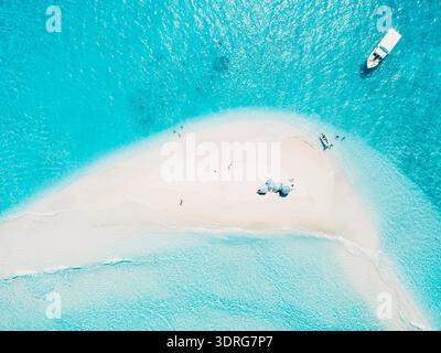 Vue de haut en bas par drone de Seascape atoll Sandbank Island aux Maldives Banque D'Images