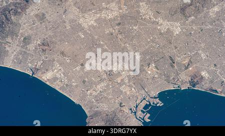 Los Angeles, Californie, entouré par ses banlieues incl. Santa Monica, Marina Del Rey, et long Beach, photographiés depuis la Station spatiale internationale (ISS) alors qu'il orbite à 261 miles au-dessus de la Terre. Parmi les points forts, mentionnons terminal Island (en bas à droite), une île artificielle utilisée principalement pour les activités industrielles et portuaires. À gauche, près de Marina Del Rey se trouve l'aéroport international DE LA (LAX) reliant plus de 80 millions de passagers par an à plus de 100 destinations nationales et internationales Une photographie prise depuis l'ISS le 22 août 2025. Une version optimisée d'une image originale de la NASA : crédit NASA Banque D'Images