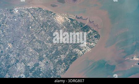 Shanghai, la ville la plus peuplée de Chine avec plus de 24 millions d'habitants et assise sur la mer de Chine orientale à l'embouchure du fleuve Yangtsé, est photographiée depuis la Station spatiale internationale (ISS) alors qu'elle orbite à 260 miles au-dessus. Les points forts incluent l'aéroport international de Shanghai Pudong (en haut), le deuxième aéroport le plus fréquenté au monde par le trafic de fret, et le lac circulaire Dishui (au centre à droite), le plus grand lac artificiel d'eau douce de Chine, accueillant des activités d'affaires et de loisirs. Photographie prise depuis l'ISS le 22 août 2025. Une version optimisée d'une image originale de la NASA : crédit NASA Banque D'Images