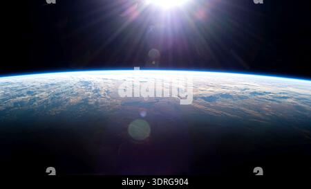 Le lever du soleil au-dessus de l'horizon terrestre commence à illuminer un océan Indien nuageux et révèle le terminateur, la ligne de démarcation entre la nuit et le jour, dans cette photographie de la Station spatiale internationale alors qu'elle orbite à 271 miles au-dessus. Une photographie prise depuis la Station spatiale internationale le 26 mars 2025 une version optimisée d'une image originale de la NASA : crédit NASA Banque D'Images