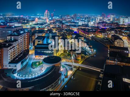 Centre-ville de Leeds illuminé la nuit, vue aérienne sur les bâtiments, les rues et la ligne d'horizon de la plus grande ville du West Yorkshire. Banque D'Images