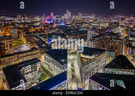Centre-ville de Leeds la nuit, vue aérienne de l’horizon illuminé et du paysage urbain du West Yorkshire, en Angleterre. Banque D'Images