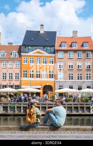 Charmante vue sur le front de mer à Copenhaen avec un couple profitant d'une journée ensoleillée au bord du canal Banque D'Images