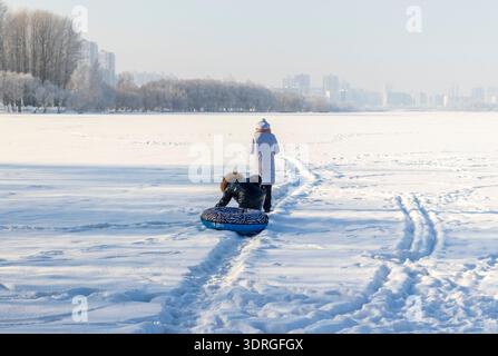 Les enfants s'amusent, jouent sur la neige Banque D'Images
