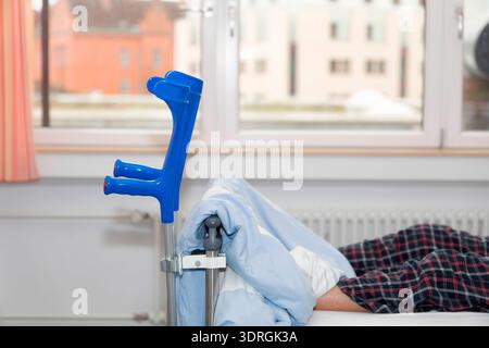 Patient in hospital bed Banque D'Images