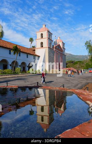 Santa Barbara, Californie - 29 décembre 2025 : vue panoramique de l'ancienne Mission Santa Barbara reflétée dans la partie d'eau au premier plan, visitée par les touristes Banque D'Images