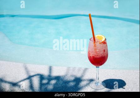 Un délicieux cocktail de baies dans un élégant verre sur le côté de la piscine Banque D'Images