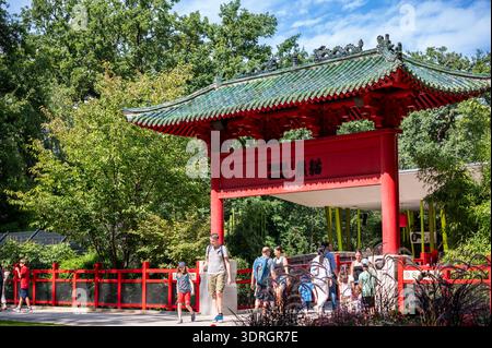 Berlin, allemagne, 14 août 2023. Les visiteurs se promènent à travers la porte d'entrée colorée de style chinois du jardin de panda du zoo de berlin par une journée d'été ensoleillée Banque D'Images