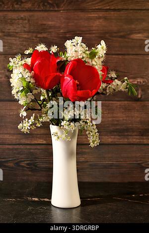 Arrangement floral abstrait et bannière pour écran, nature morte avec de belles branches de printemps de cerise d'oiseau en fleurs, cerise et Banque D'Images