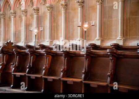 Bancs dans une église Banque D'Images