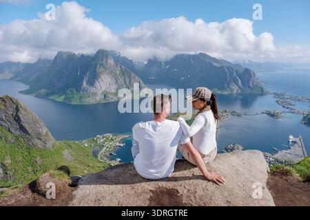 Vue imprenable sur la montagne en Norvège que le couple profite d'un moment serein ensemble Banque D'Images