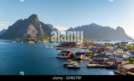 Superbe vue panoramique sur un village côtier unique en Norvège entouré de montagnes majestueuses Banque D'Images