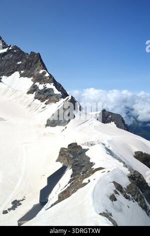 Plateau de Jungfraujoch avec des sommets enneigés et des crêtes rocheuses dans les Alpes suisses Suisse Banque D'Images